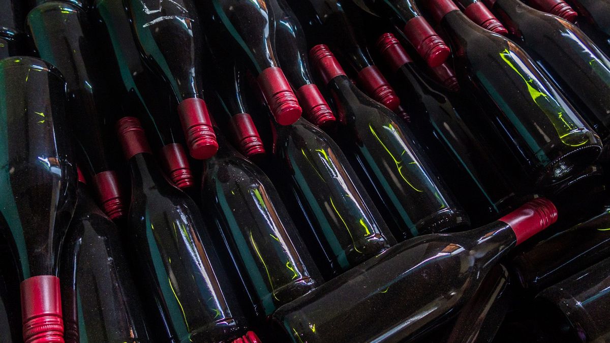 W czasie pandemii Polacy chętniej sięgają po alkohol. Brytyjski dietetyk ostrzega