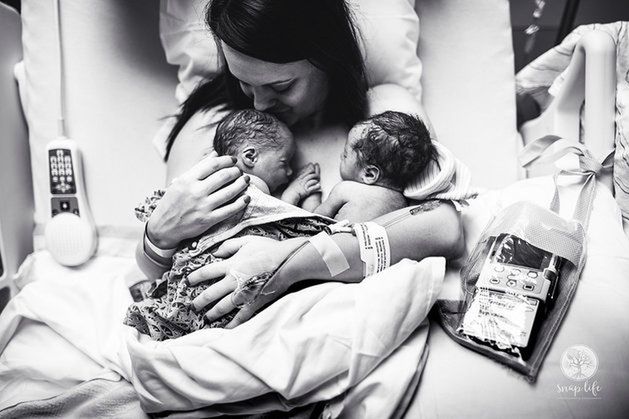 Zdjęcie z noworodkami trzymającymi się za ręce otrzymało wyróżnienie