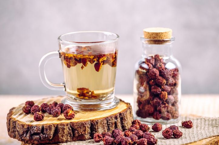 Herbatę z głogu stosuje się u osób z podwyższonym cholesterolem i nadciśnieniem.