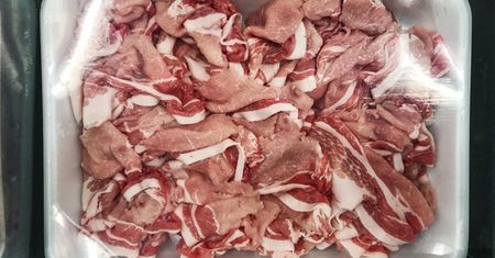 Nie daj się oszukać podczas zakupów. Takie mięso omijaj szerokim łukiem