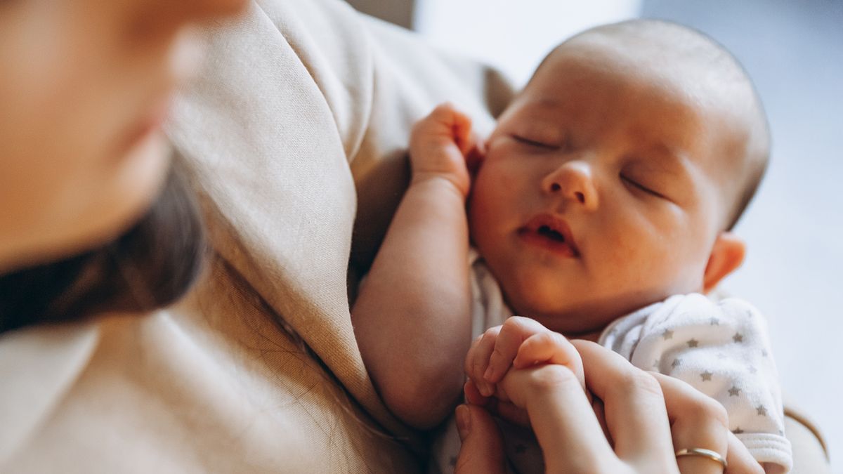 Jak nosić niemowlaka na rękach, w chuście i nosidle?