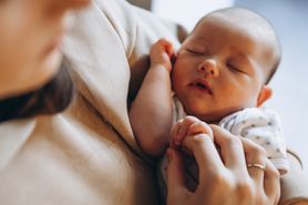 Jak nosić niemowlaka na rękach, w chuście i nosidle? 
