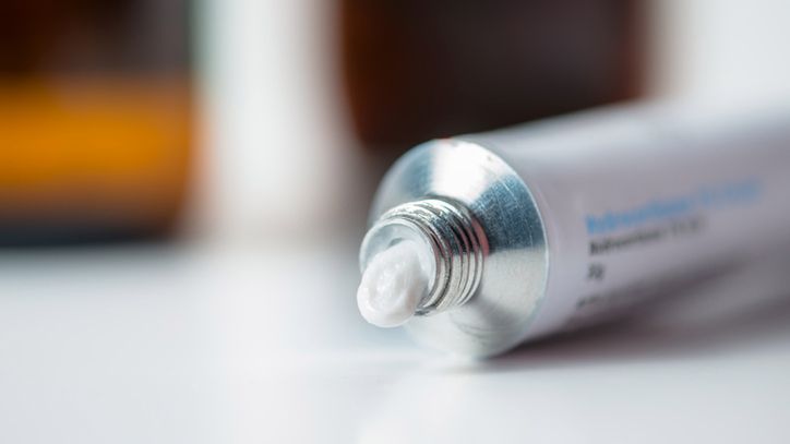 Tribiotic to maść dostępna bez recepty, która zapobiega nadkażeniom bakteryjnym.