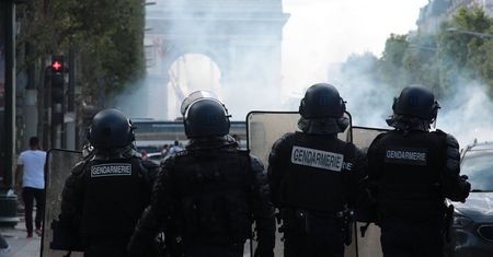Zamieszki w Paryżu po tym, jak policja zabiła nastolatka, który odmówił zatrzymania samochodu