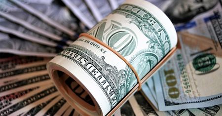 Po raz pierwszy od wybuchu wojny w Ukrainie dolar spadł poniżej 4 zł