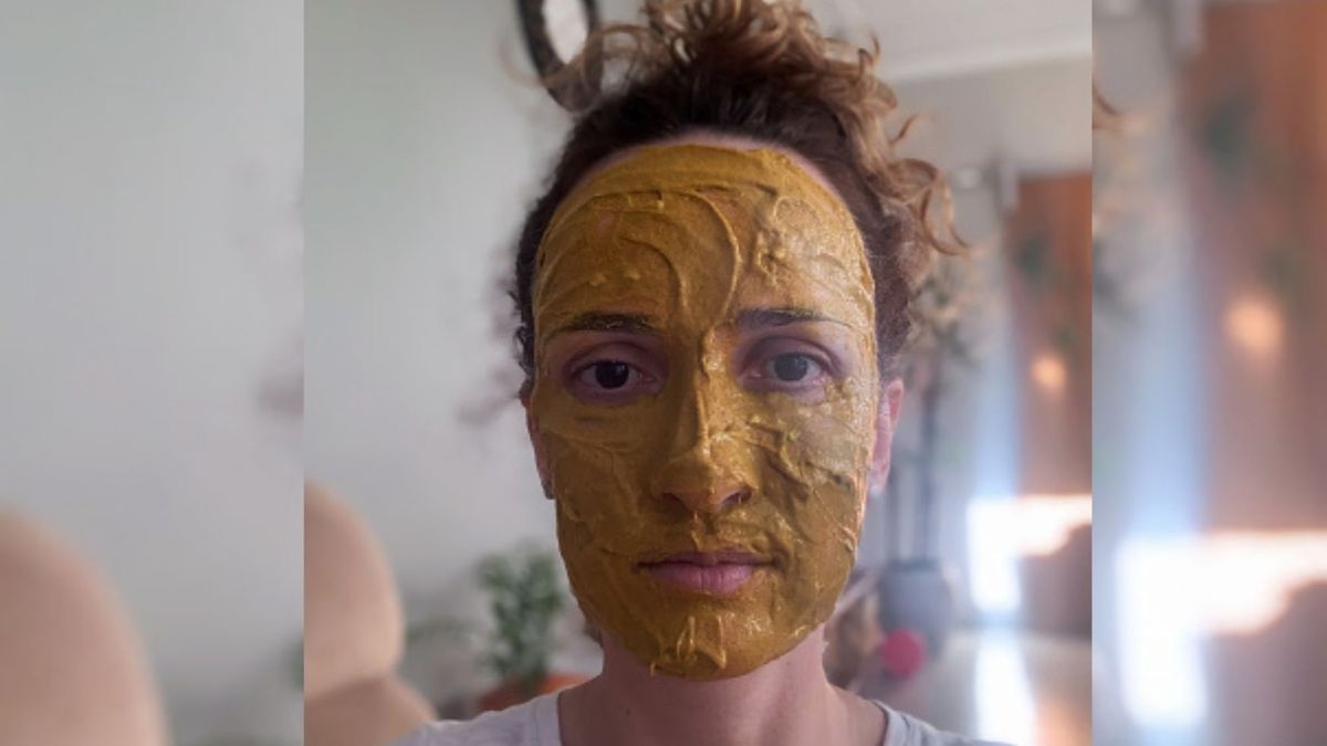 Zdjęcie przedstawia kurkumę w proszku