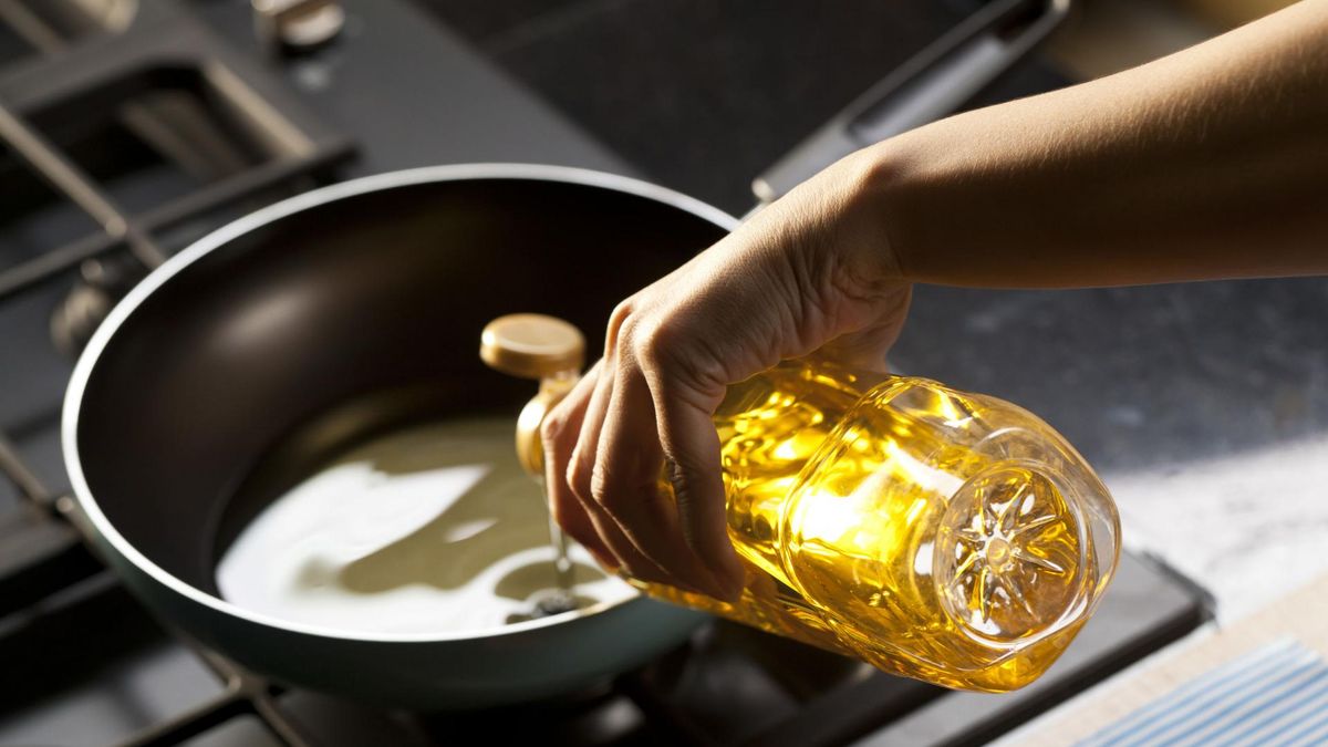 Patelnie teflonowe, naczynia aluminiowe, kuchenka mikrofalowa i plastikowe opakowania mogą szkodzić zdrowiu