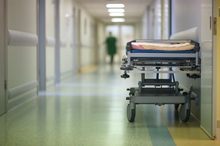 Szpitalne łóżka na korytarzach naruszeniem prawa pacjenta