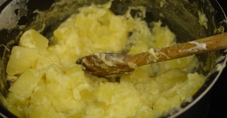 W tym wydaniu ziemniaki zalegają wiele godzin. Gniją w jelitach, nasilają wzdęcia i gazy
