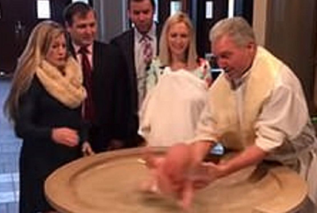 Dziecko wpadło do chrzcielnicy