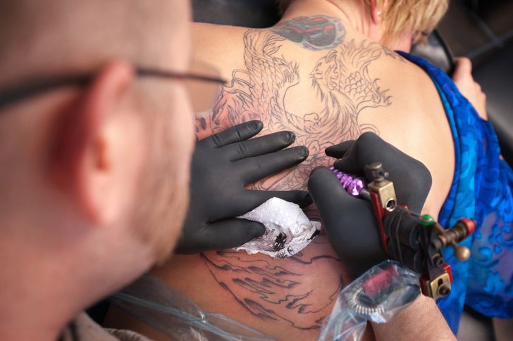 Jak tatuaże wpływają na zdrowie? Wyniki badań naukowych