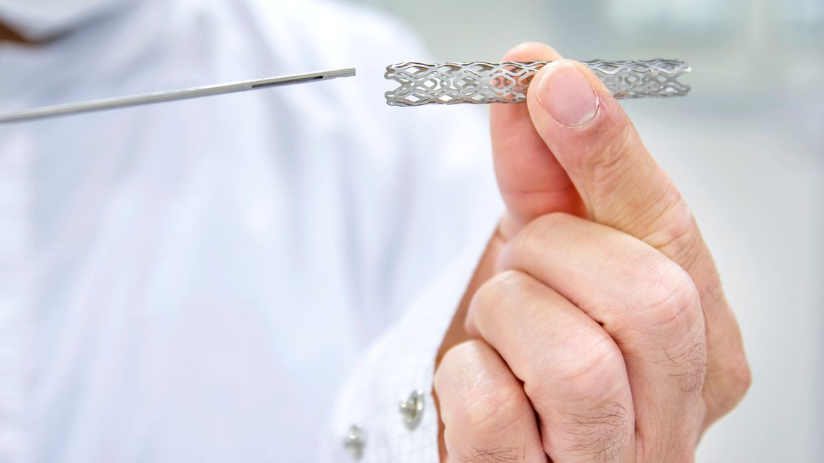 Stent to metalowy lub plastikowy implant medyczny.