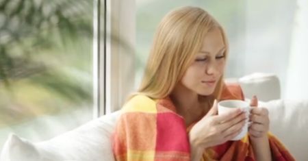 Gorąca herbata sprzyja rozwojowi raka u osób palących (WIDEO)