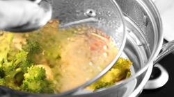 Wiesz, co niszczy witaminy i minerały w jedzeniu? Oto 5 rzeczy, które warto zmienić