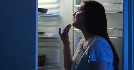 Skąd biorą się napady głodu? Lekarka wymienia przyczyny