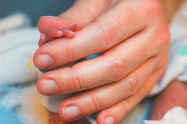 Uścisk dłoni matki i przedwcześnie narodzonego dziecka