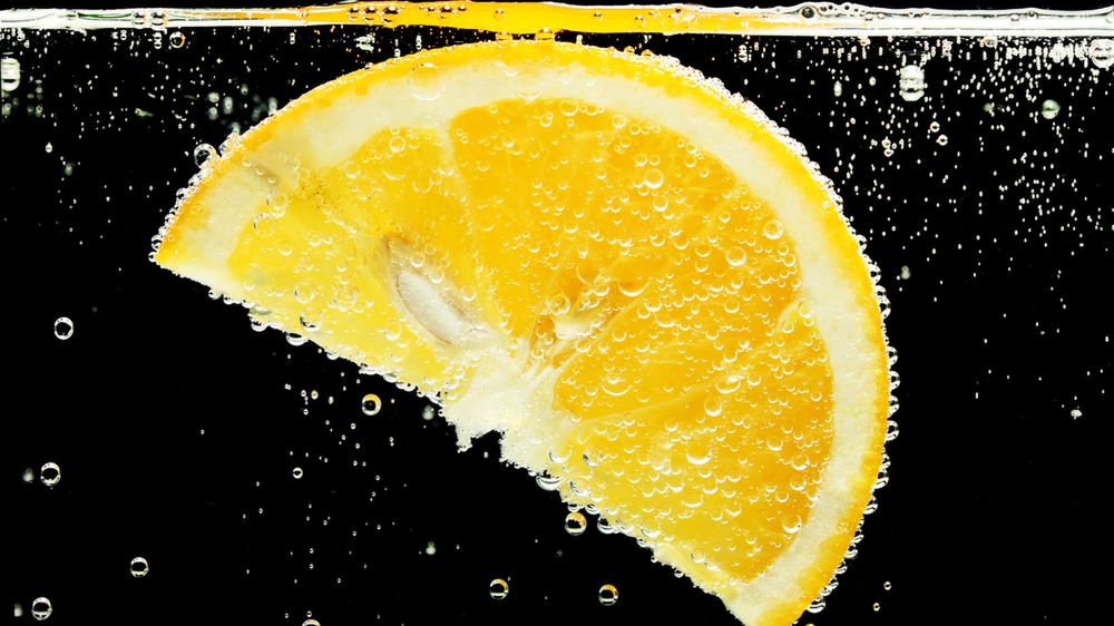 Woda gazowana może szkodzić zębom