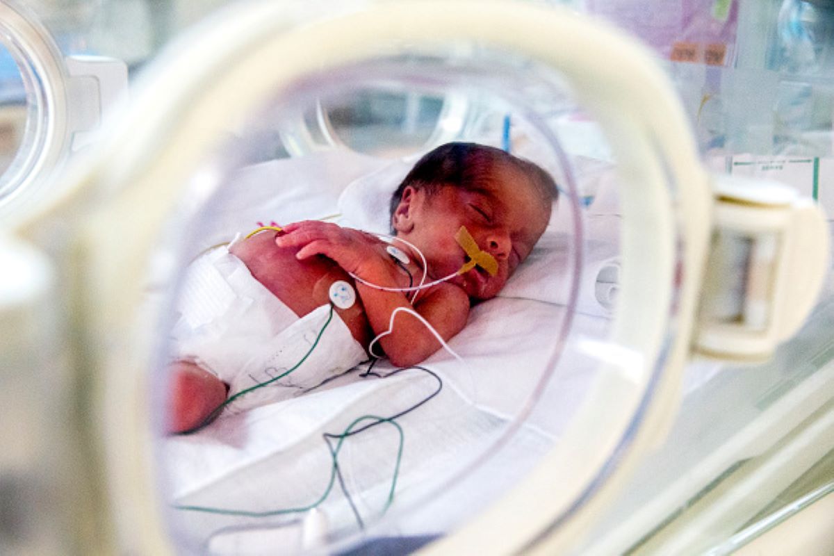 Chłopcy, którzy rodzą się jako wcześniaki, dojrzewają szybciej