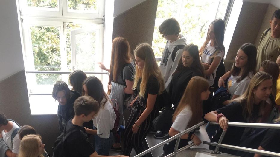 Przerwa w jednej z warszawskich szkół średnich.