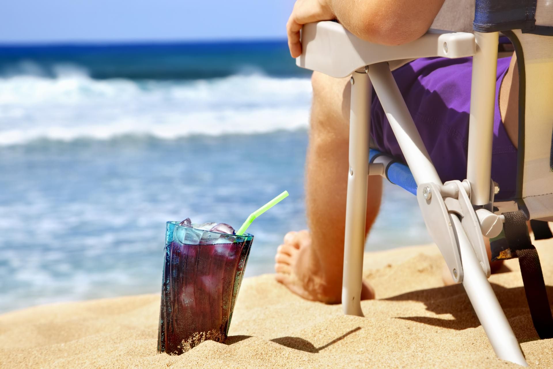 Słodkie napoje, energetyki i alkohol mogą być zgubne latem