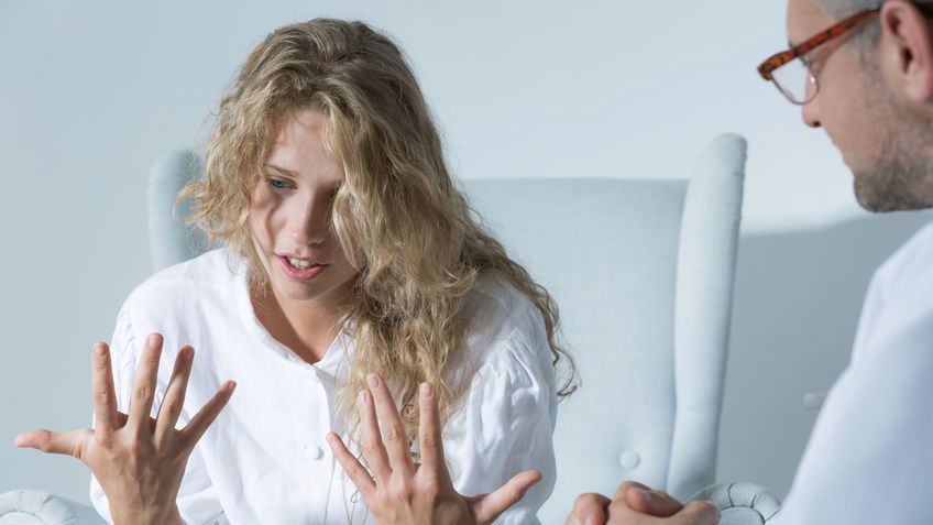 Klozapina to organiczny związek chemiczny, będący pochodną dibenzodiazepin