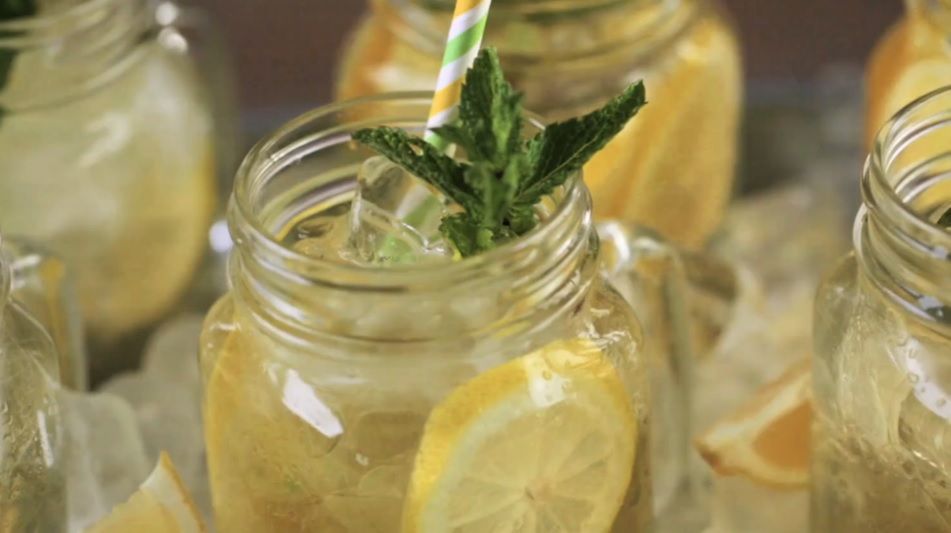 Niezwykłe właściwości wody z cytryną i cynamonem. Pij codziennie (WIDEO)