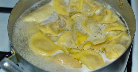 Polacy jedzą bez umiaru. Powoduje raka mózgu i jajników