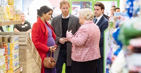 Brzuch ciążowy Meghan Markle jest wysoko ułożony. Co to oznacza?