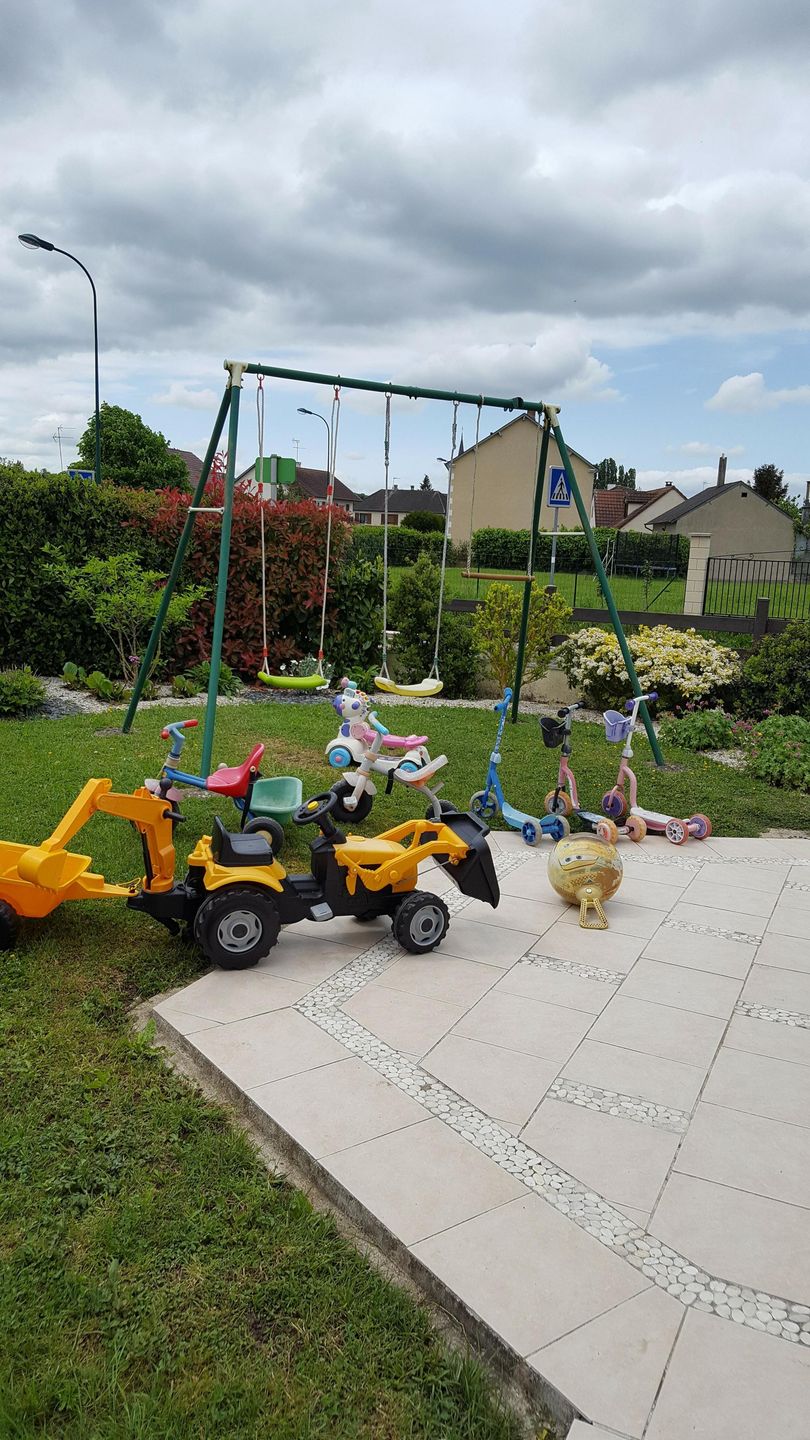 Plac zabaw, na którym bawią się dzieci pod czujnym okiem niani