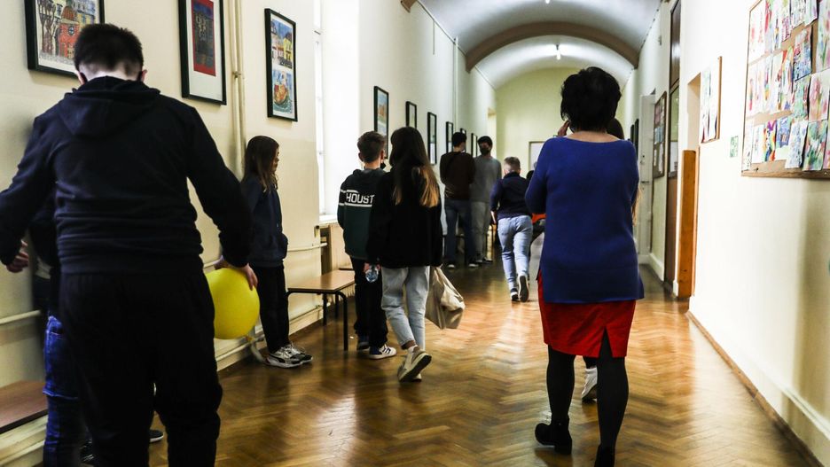 Szkoła zakazała uczniom używać telefonów. Zakaz ma objąć też nauczycieli