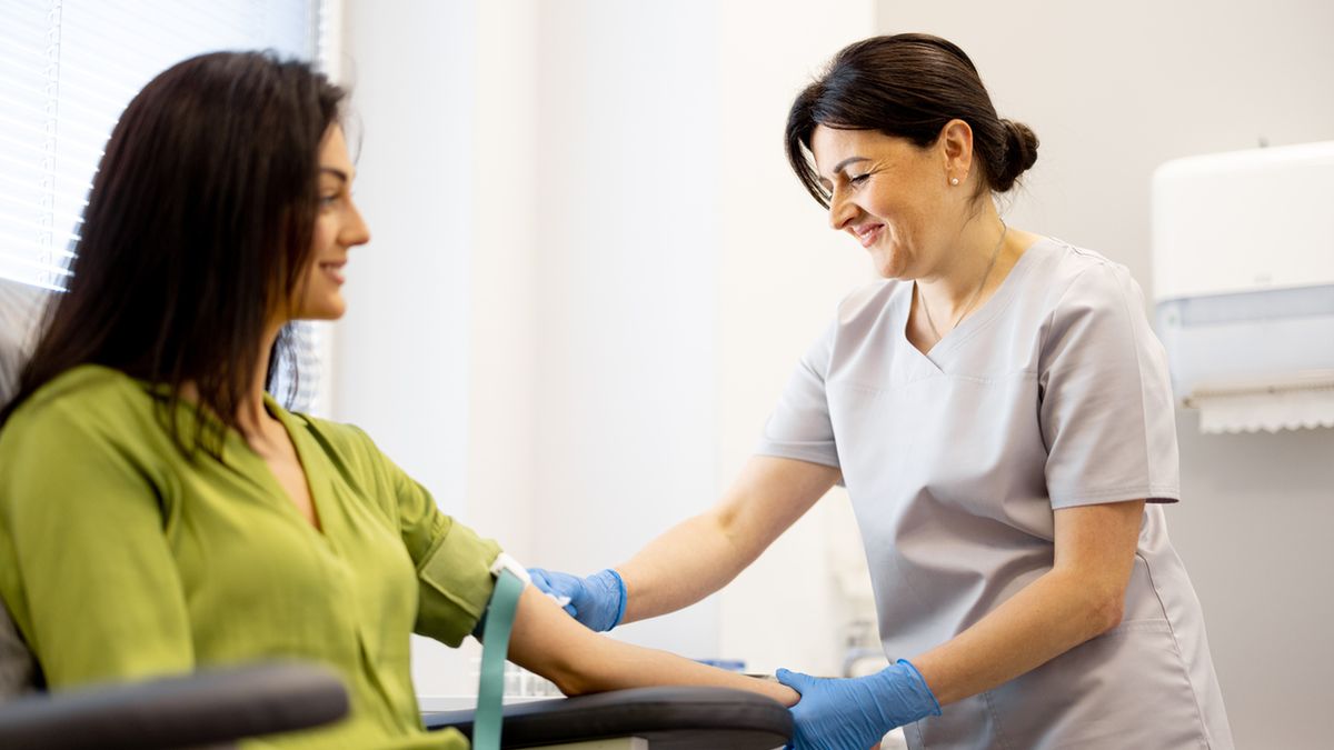 Krew to płynna tkanka, która znajduje się w organizmie człowieka w ilości 4-6 litrów.