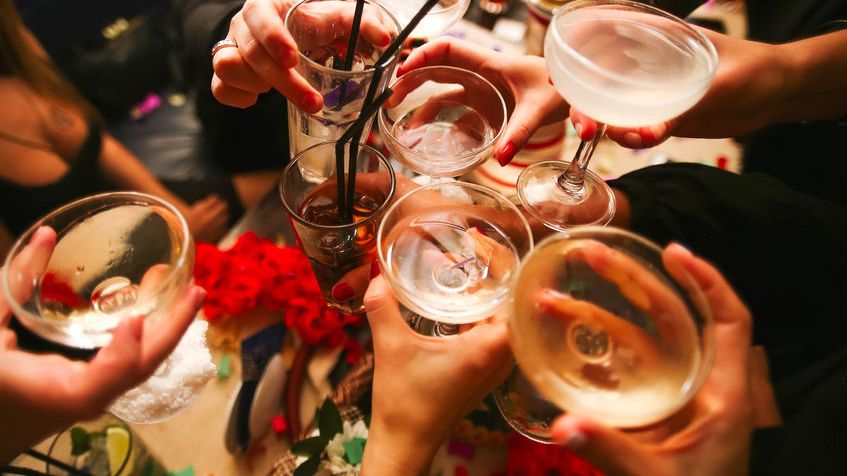 Ok. 34 proc. nastolatków po raz pierwszy próbowało alkoholu w domu