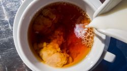 Angielski rytuał, który może szkodzić? Zaskakujące fakty o herbacie z mlekiem