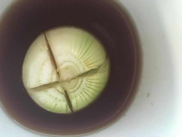 Herbata z cebulą to babciny sposób na dolegliwości trawienne