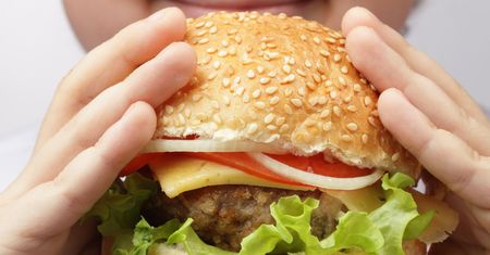 8 zaskakujących skutków ubocznych, które powoduje fast food