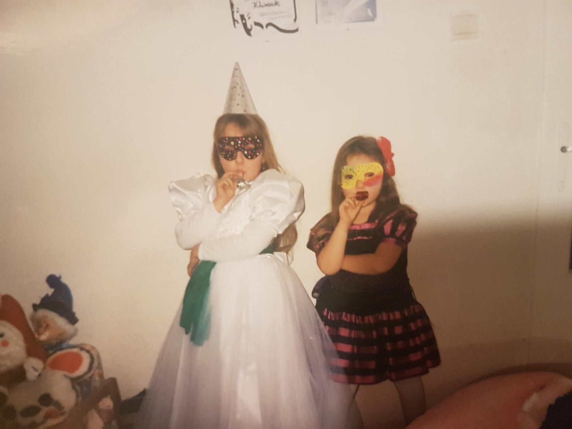 Dominika z młodszą siostrą