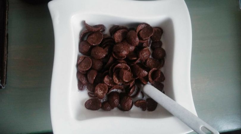 Płatki z mlekiem to bardzo popularne, lekkie i smaczne śniadanie 