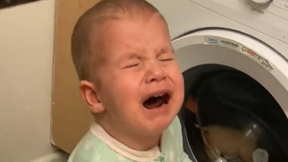 Chłopiec zobaczył swoją zabawkę w pralce i nie mógł przestać płakać.