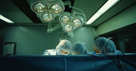 NFZ wprowadza cięcia. "Część pacjentów może nie doczekać operacji"