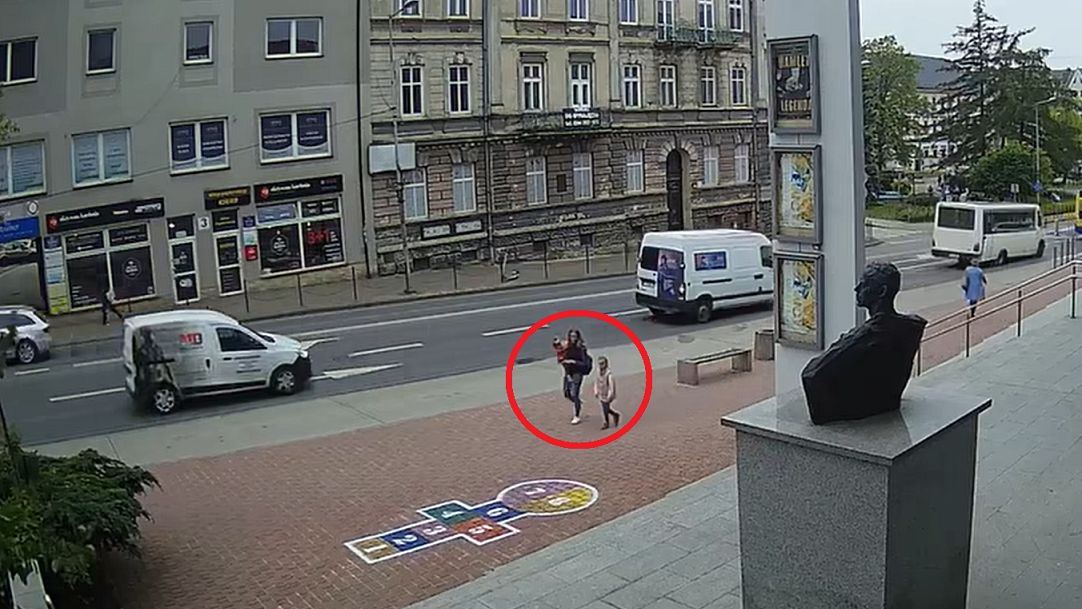 Pokazała dzieciom, jak się gra w klasy