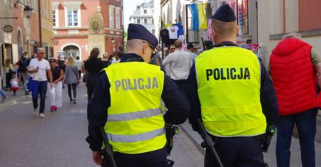 Poznań. Porwana 14-latka była torturowana przez pięć osób. Była częściowo rozebrana, miała ogoloną głowę i brwi