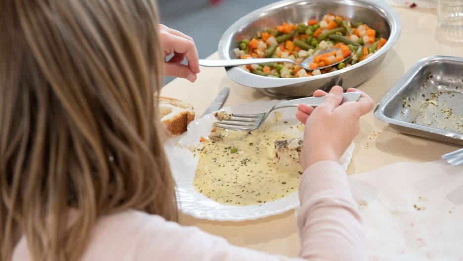 Posiłki na stołówkach szkolnych mają być zdrowsze i zawierać więcej warzyw