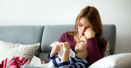 Dlaczego nie powinniśmy ignorować utrzymującego się kataru u dziecka?