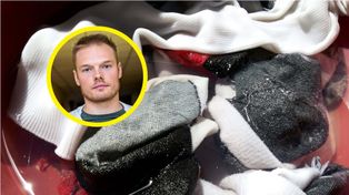 Na noc zakładają "słone" skarpetki. Lekarz mówi, czy to ma sens