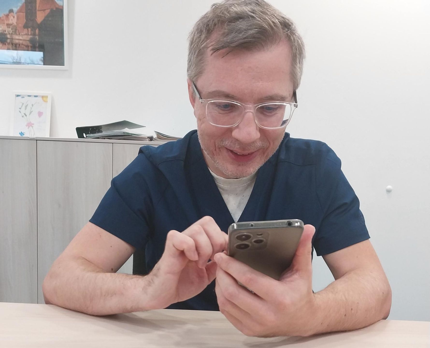 Doktor Karwat cieszy się dużym szacunkiem pacjentów. Lubi nawiązywać do kultowego serialu &quot;Dr House&quot;