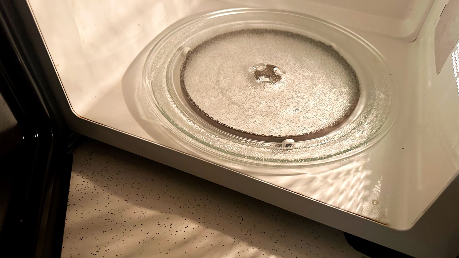 Podgrzewanie jedzenia w mikrofalówce nie powoduje strat składników odżywczych.