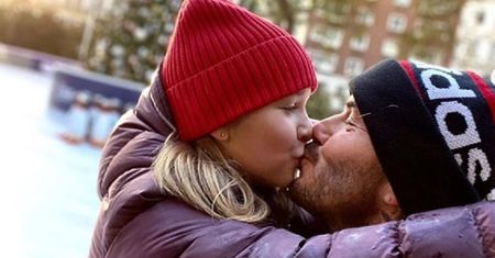David Beckham całuje swoją 8-letnią córkę Harper w usta. Psycholog ostrzega