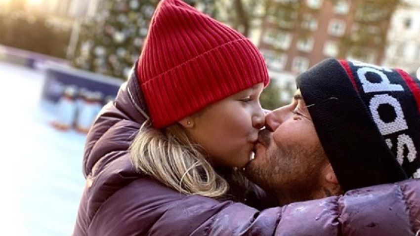 Beckham całuje córkę w usta