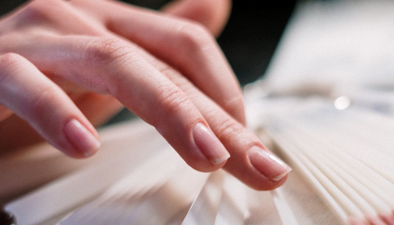 Prążki na paznokciach i białe plamki - o czym świadczą zmiany na płytce?