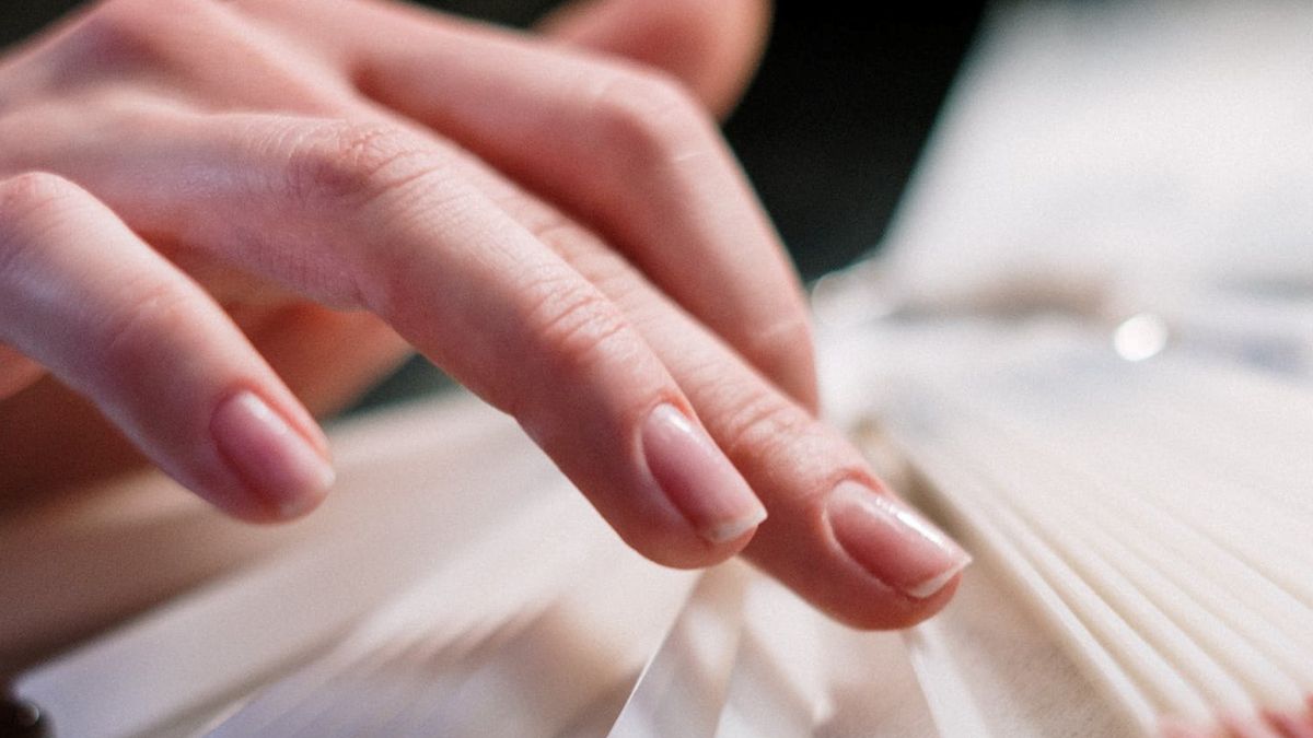 Prążki na paznokciach i białe plamki